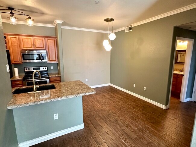 Building Photo - Fantastic Brick Commons condo in ideal loc...