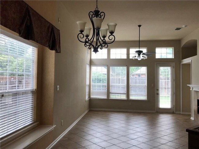 Building Photo - 2421 Mallard Dr