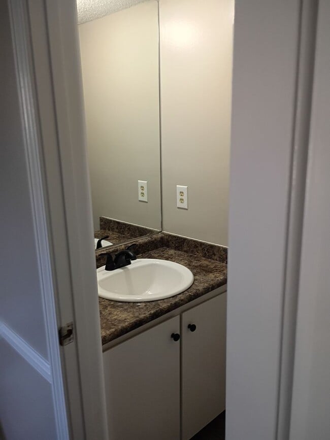 Building Photo - MOVE IN READY