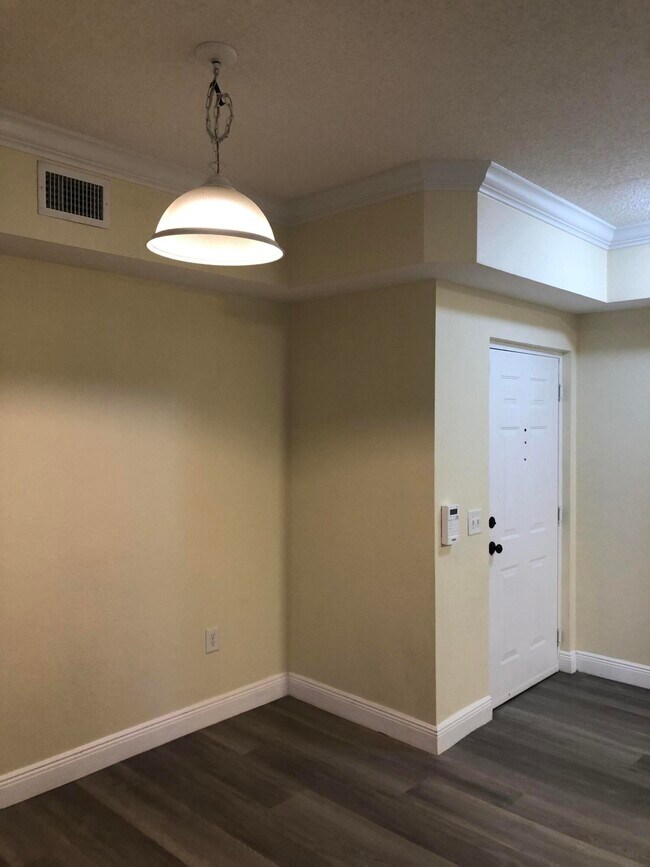 Building Photo - 330 Crestwood Cir