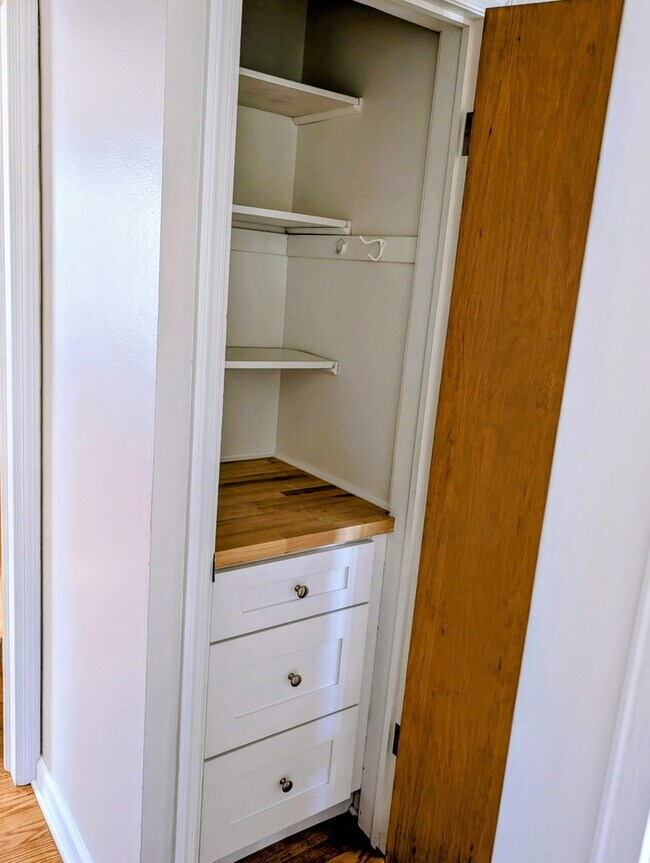 Building Photo - 5916 W Montrose Ave