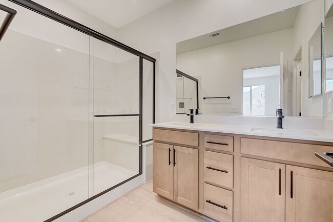 Building Photo - Stunning Summerlin townhome! 2 car garage!