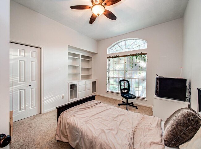 Building Photo - 2735 Oakland Dr