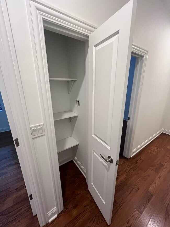 Building Photo - 5644 N California Ave