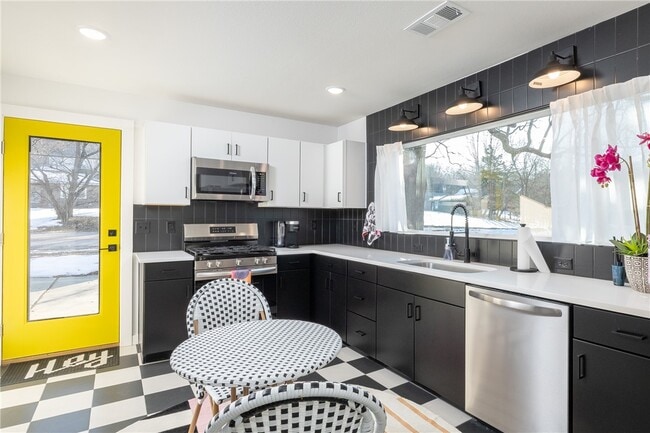 Building Photo - 568 E Rebecca St