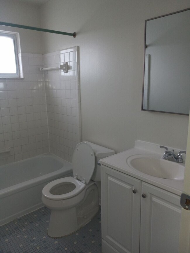 Building Photo - Newly renovated spacious 1 bedroom