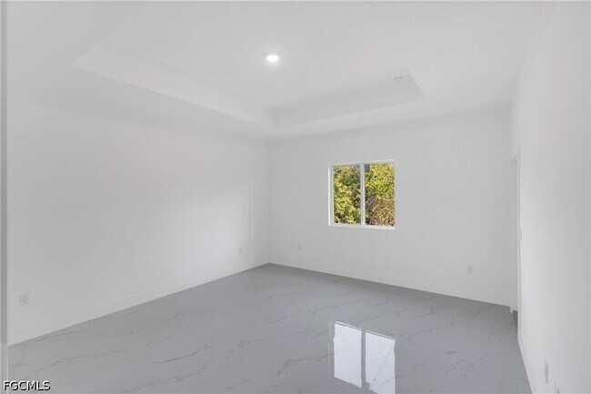 Building Photo - 747 Newell St E