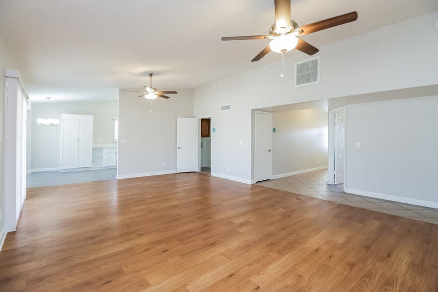 Building Photo - 7008 W Canterbury Dr