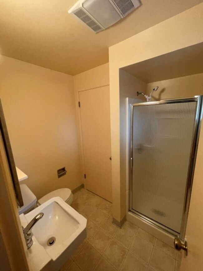 Building Photo - 3Bd/1.75Ba Shoreline House