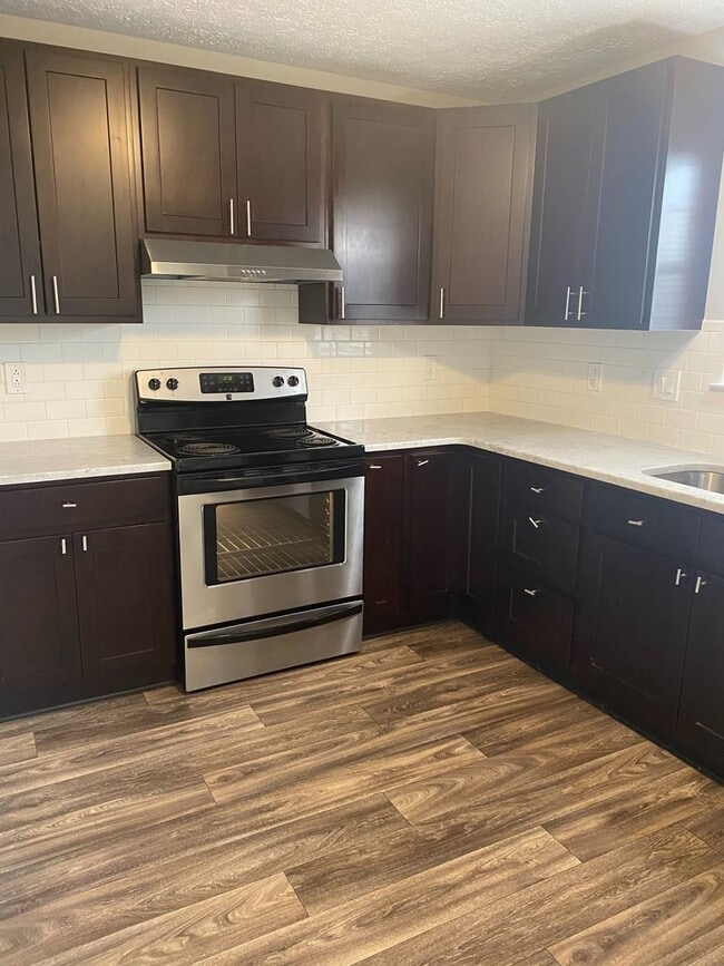 Building Photo - Spacious 4BR Townhome with Finished Basement & Community Amenities