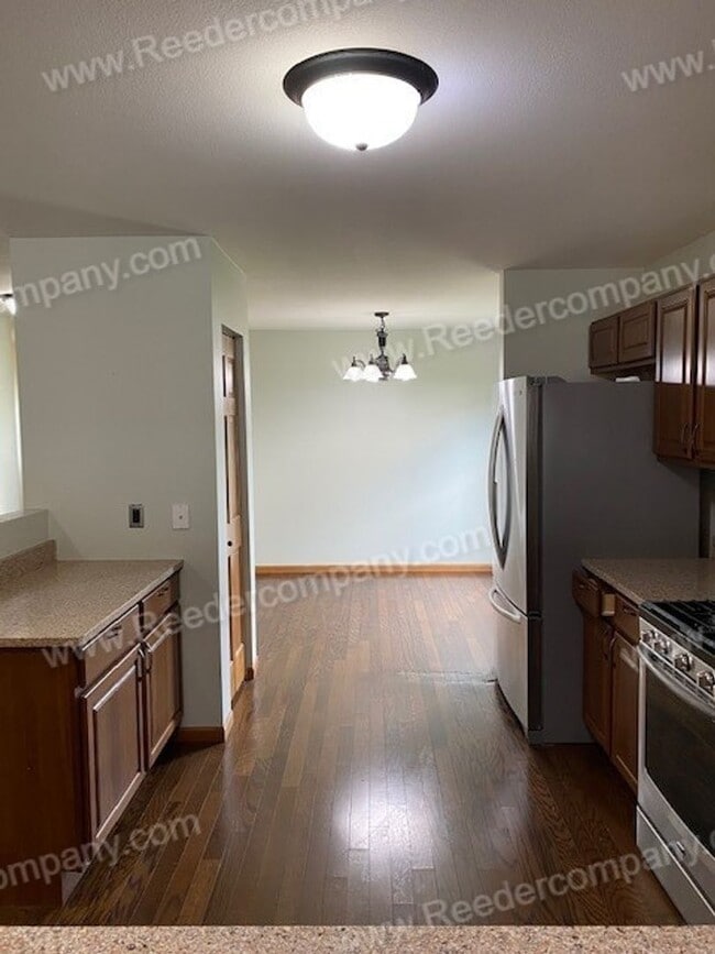 Building Photo - Single level open concept duplex features ...