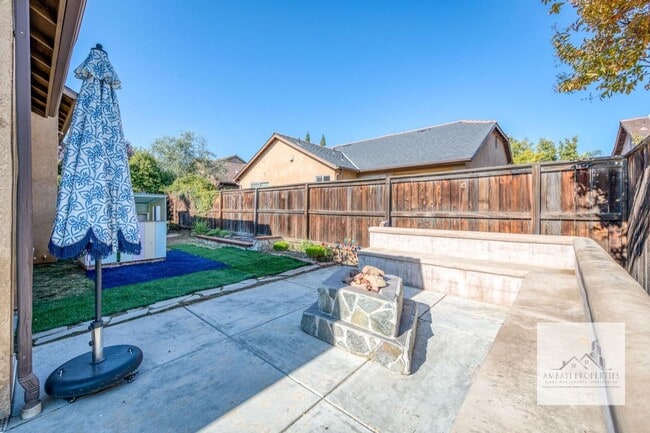 Building Photo - Charming Harlan Ranch Home!