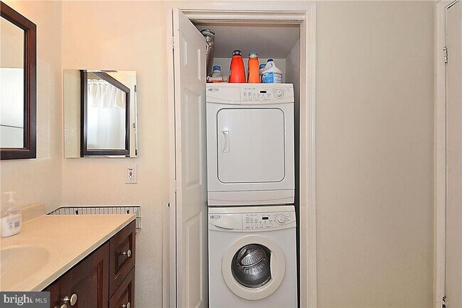 Building Photo - 3305 Wyndham Cir