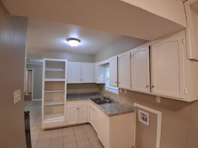 Building Photo - Large Home For Rent!