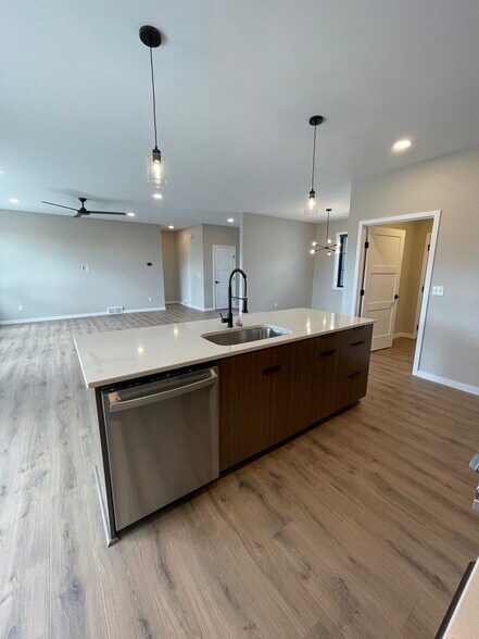 Building Photo - 328 E Blue Bell Dr