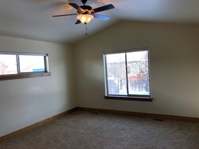 Building Photo - Comfortable Living in the Heart of Valley ...