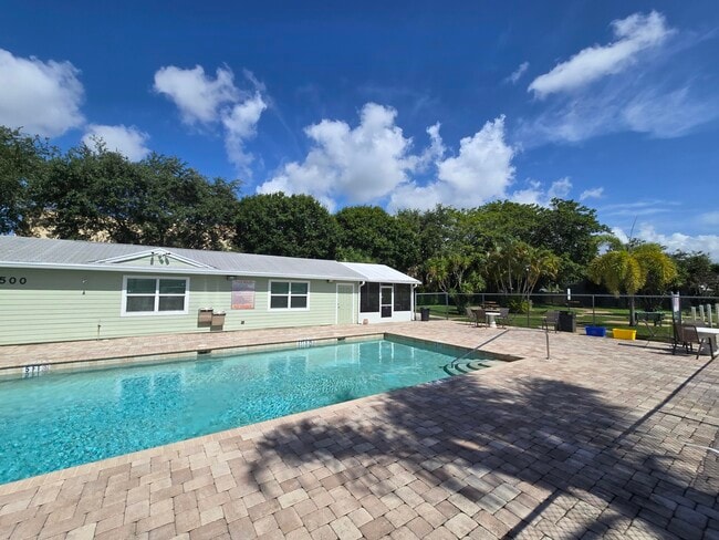 Building Photo - 1530 Royal Forest Ct