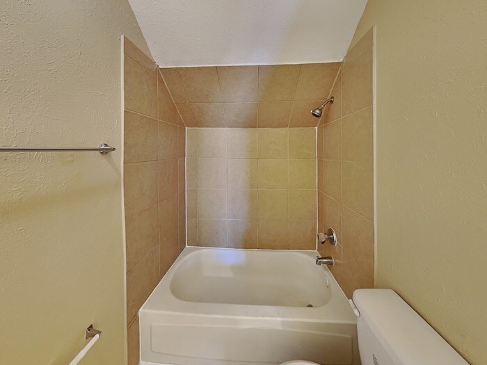 Building Photo - 1386 Southridge Dr