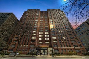 Building Photo - 2909 N Sheridan Rd