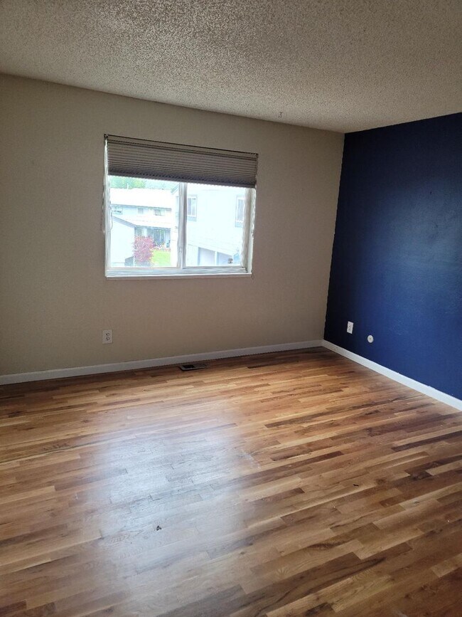 Building Photo - MOVE IN READY!! 2-Bedroom Boulder Condo