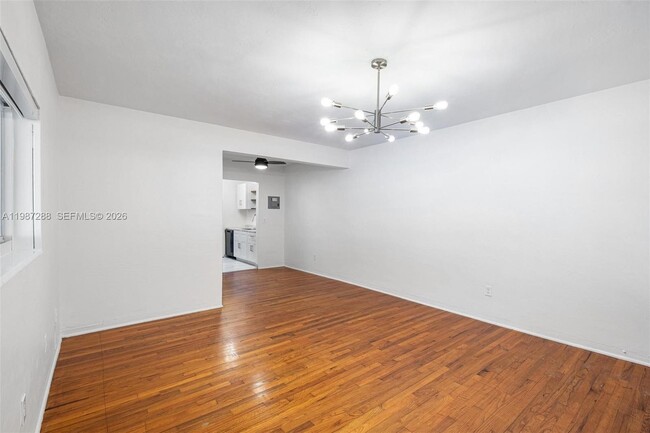 Building Photo - 428 Collins Ave