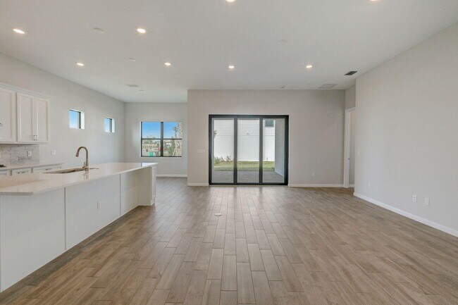 Building Photo - 837 SE Courances Dr