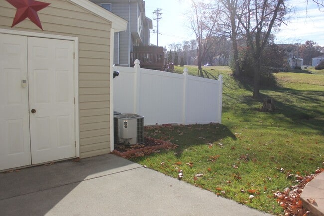 Building Photo - Two Master Suite Townhouse in Avalon Woods