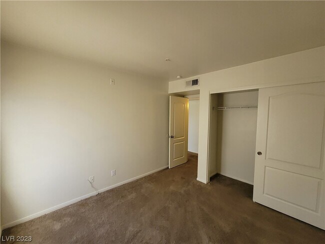 Building Photo - 2121 Blue Breeze Dr