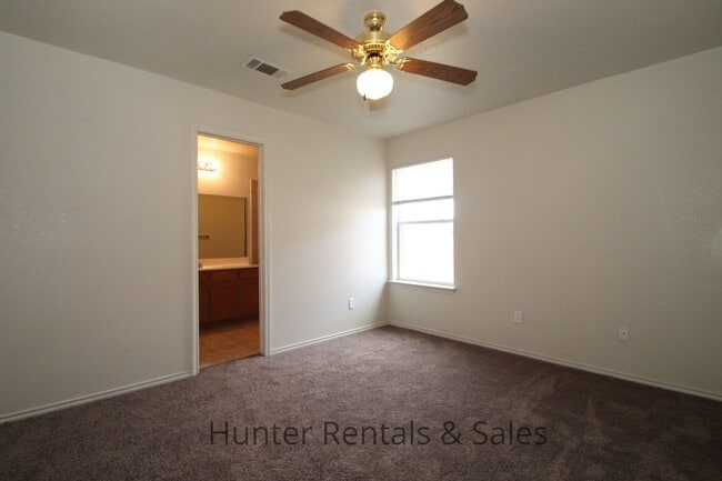 Building Photo - Small Town Living!