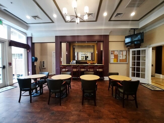 Building Photo - 1BR Condo in Upscale Highview. Enjoy Resor...