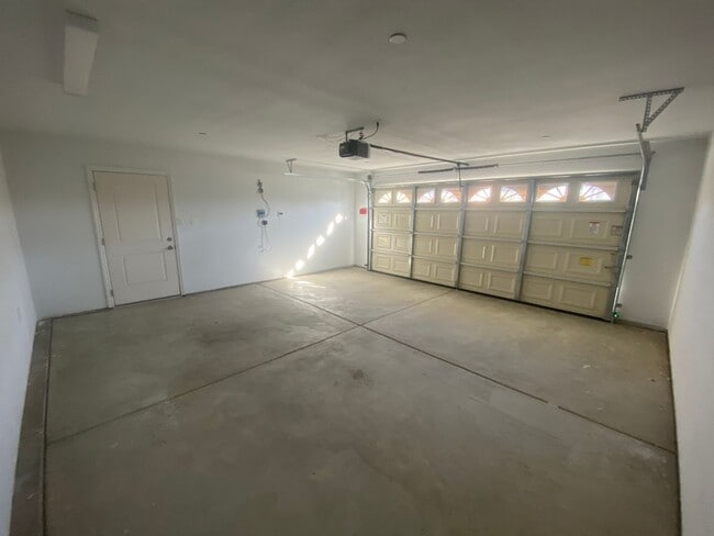 Building Photo - Spacious and New with Solar in Central Hanford