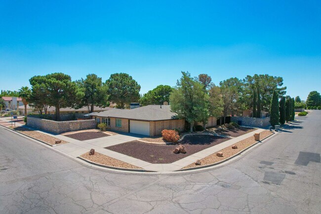 Building Photo - Stunning eastside rental in highly desirable area!