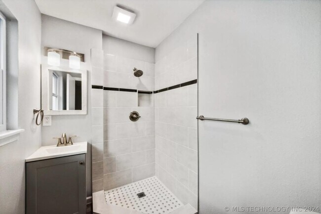 Building Photo - 5720 E 29th St