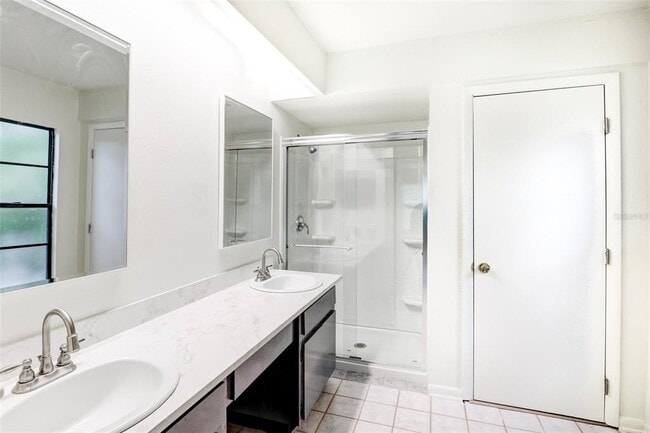 Building Photo - 16107 Country Crossing Dr