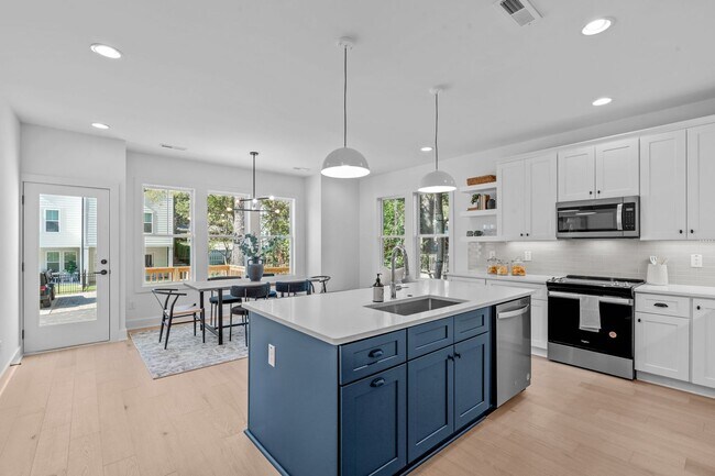 Building Photo - **OFFERING RENT PROMOTION FOR FIRST 6 MONTHS, REFUNDABLE APPLICATION FEES & $200 MOVE IN PROMOTIO...