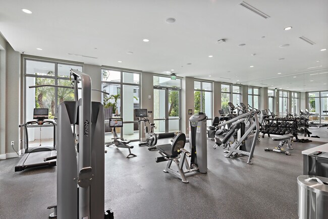 Building Photo - 485 E Royal Palm Rd