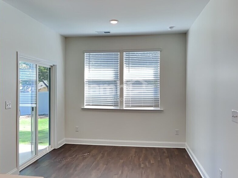 Building Photo - 566 Rivermist Dr