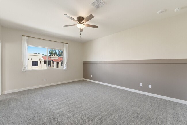 Building Photo - Stylish 2-bedroom, 2.5 bathroom townhouse in a desirable Phoenix location!