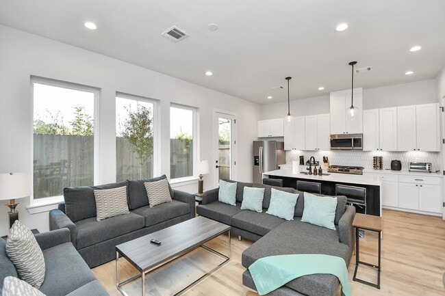 Building Photo - 6115 Campos Dr