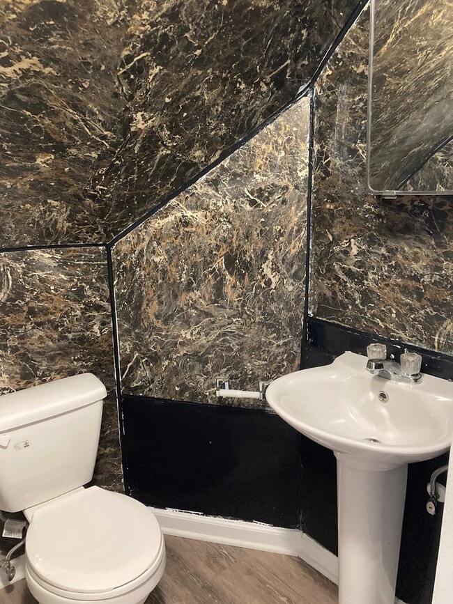 Building Photo - 3 Bedroom 2 Bathroom East Side Home