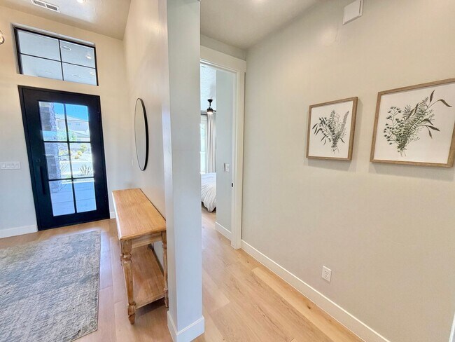 Building Photo - Beautiful Modern 5 Bedroom Home!! Furnished or Unfurnished option!!