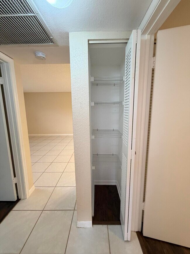 Building Photo - 9980 Twin Lakes Dr