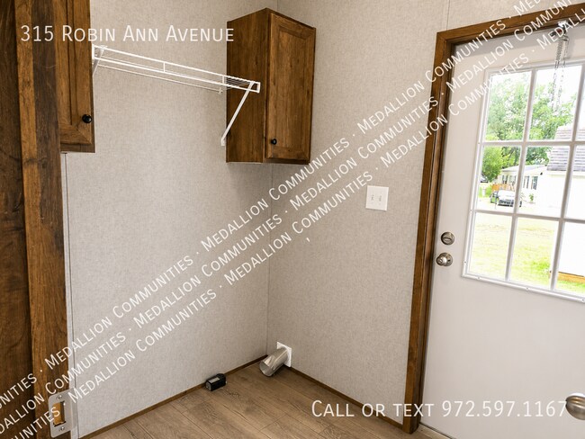 Building Photo - 315 Robin Ann Ave