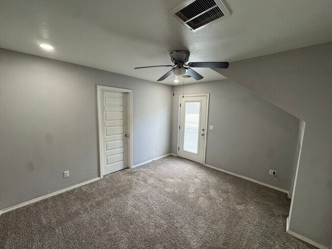 Building Photo - 1666 S Razorback Rd
