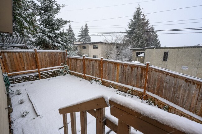 Building Photo - Spacious 4-Bedroom Contemporary Home with ...