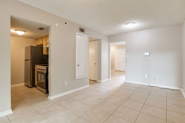 Building Photo - Desirable townhouse centerally located.