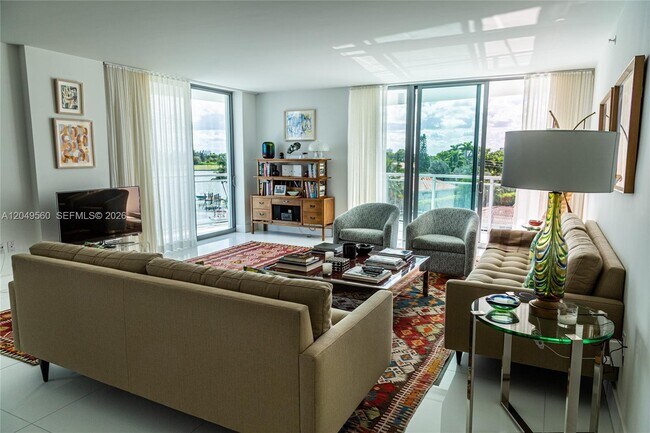 Building Photo - 9400 W Bay Harbor Dr