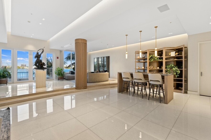 Building Photo - 888 Brickell Key Dr