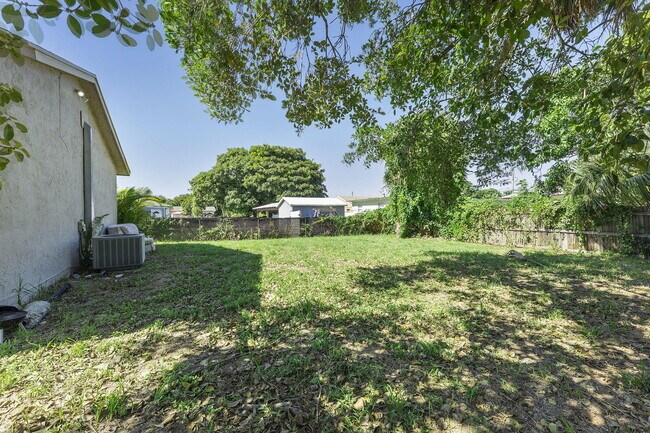 Building Photo - 1340 W 35th St