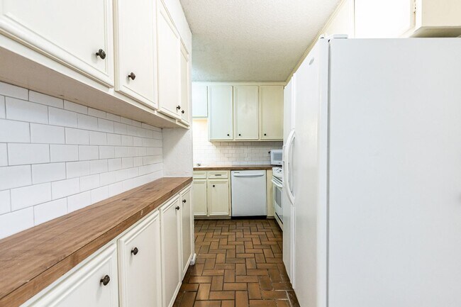 Building Photo - 1/2 Off 1st months rent